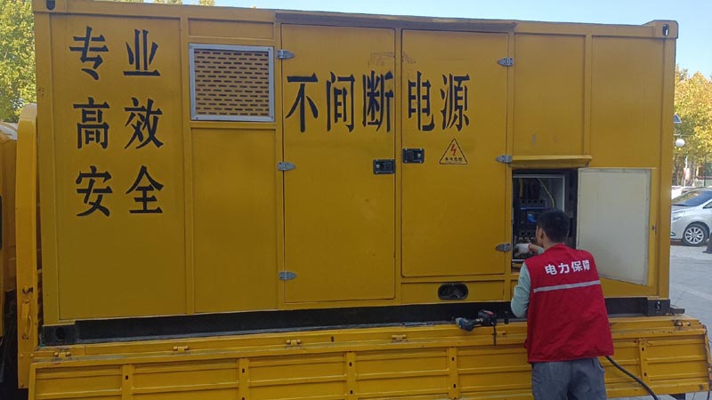 新丰柴油发电机组和UPS电源配合使用时，如何避免切换过程中的电力中断？